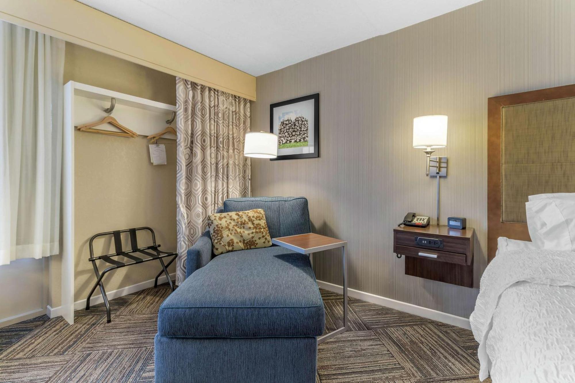 Hampton Bay Downtown Hotel