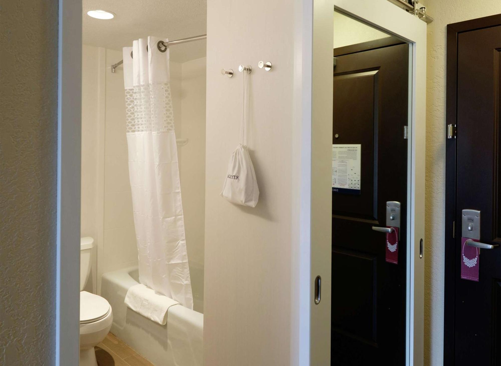 Hampton Bay Downtown 3*